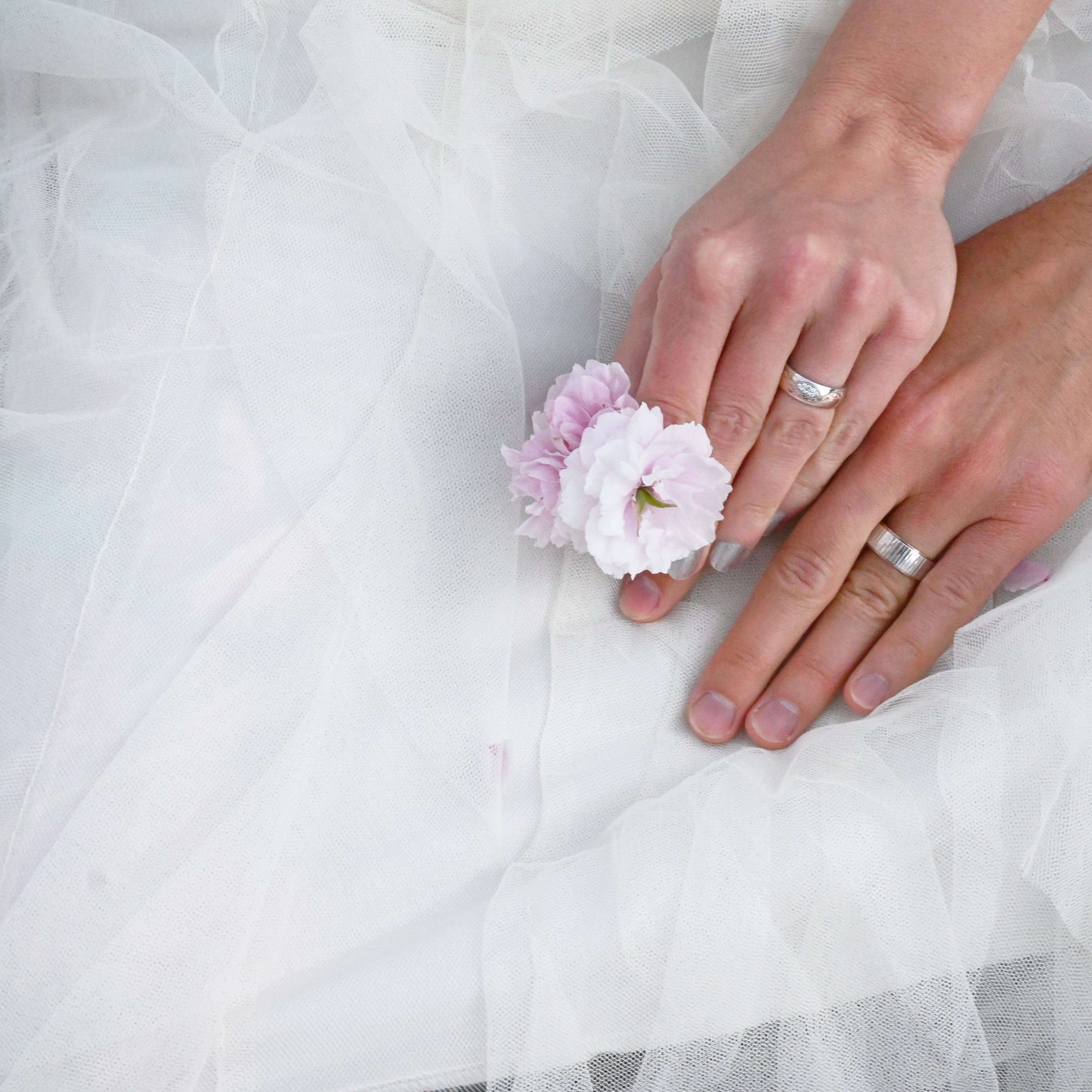 🌟 L’histoire d’amour de Josh & Elyse… et de leurs alliances pas comme les autres