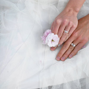 🌟 L’histoire d’amour de Josh & Elyse… et de leurs alliances pas comme les autres