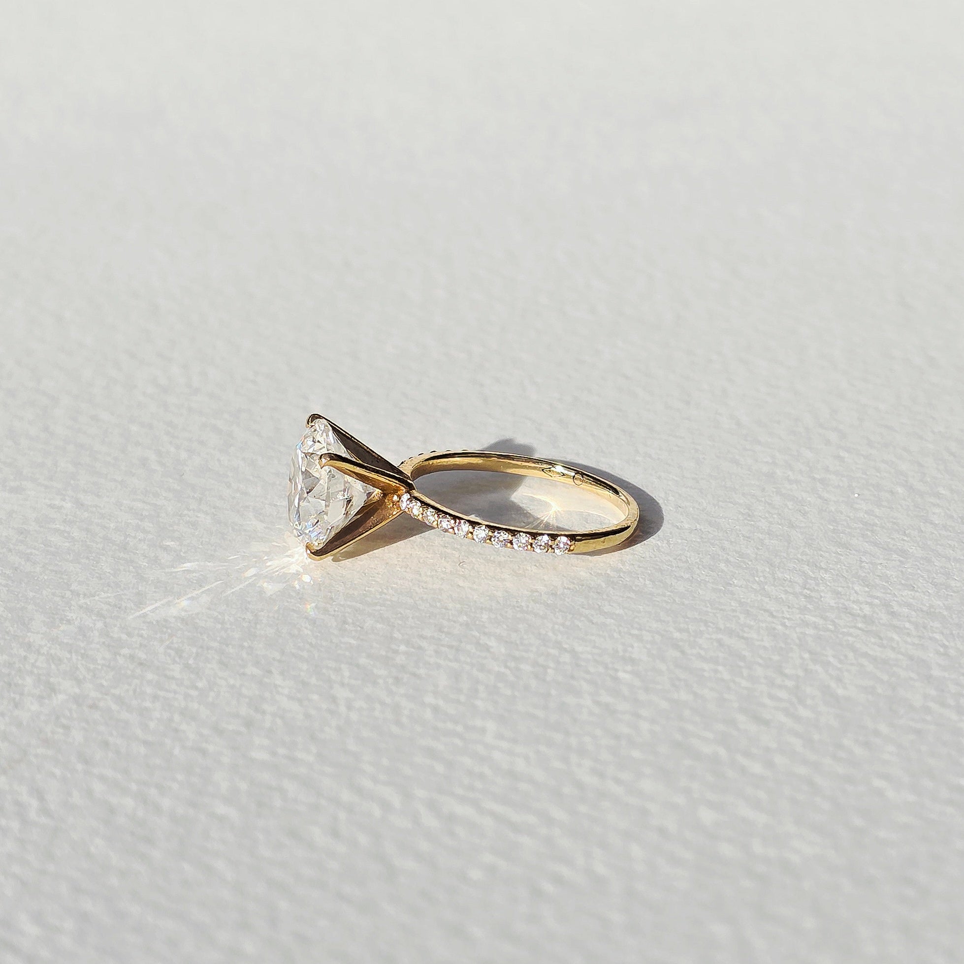lab-grown-diamond-engagement-ring-4ct-round-yellow-gold-ethical-jewelry-handmade-IGI-certified
