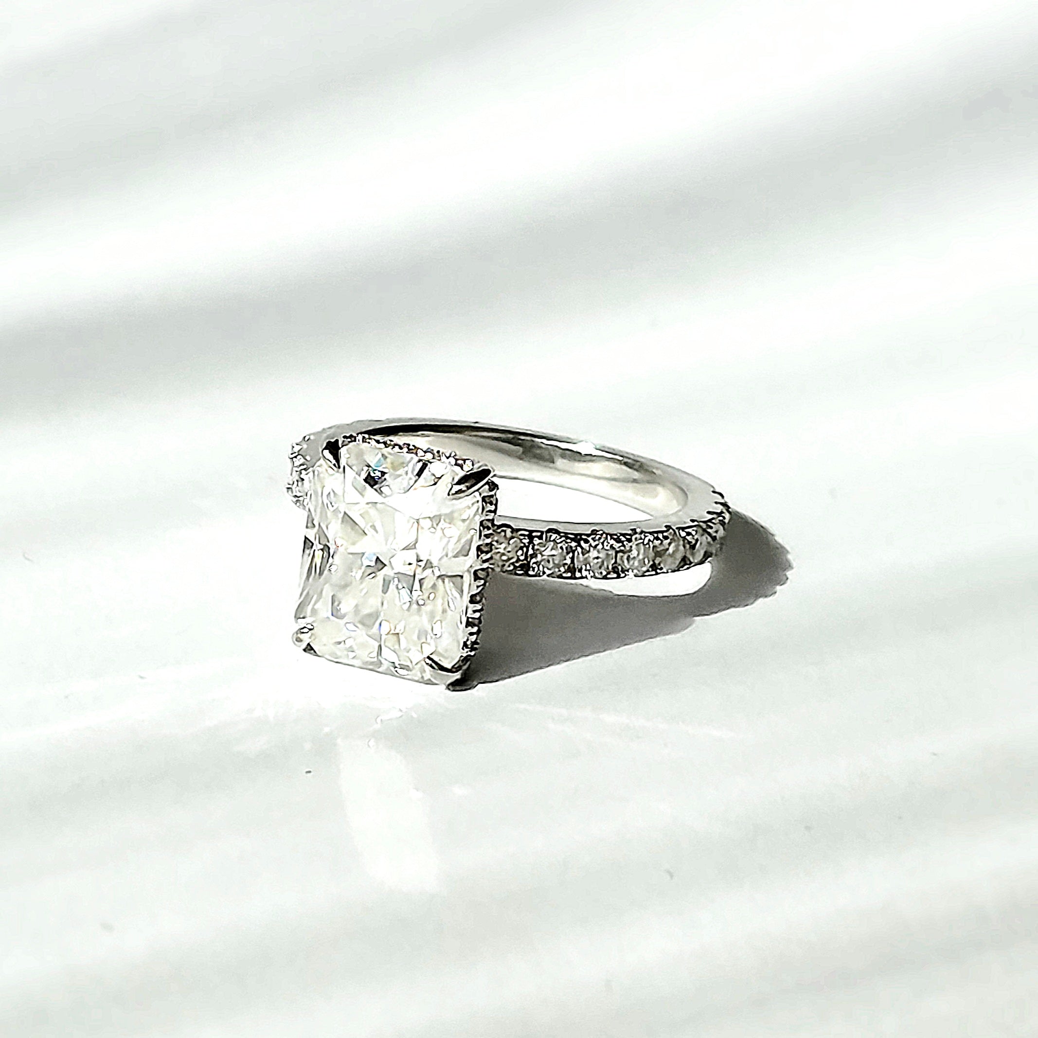 925-sterling-silver-4ct-radiant-cut-moissanite-halo-pave-ring-diva-modern-glamour-radiant-brilliance-eterling