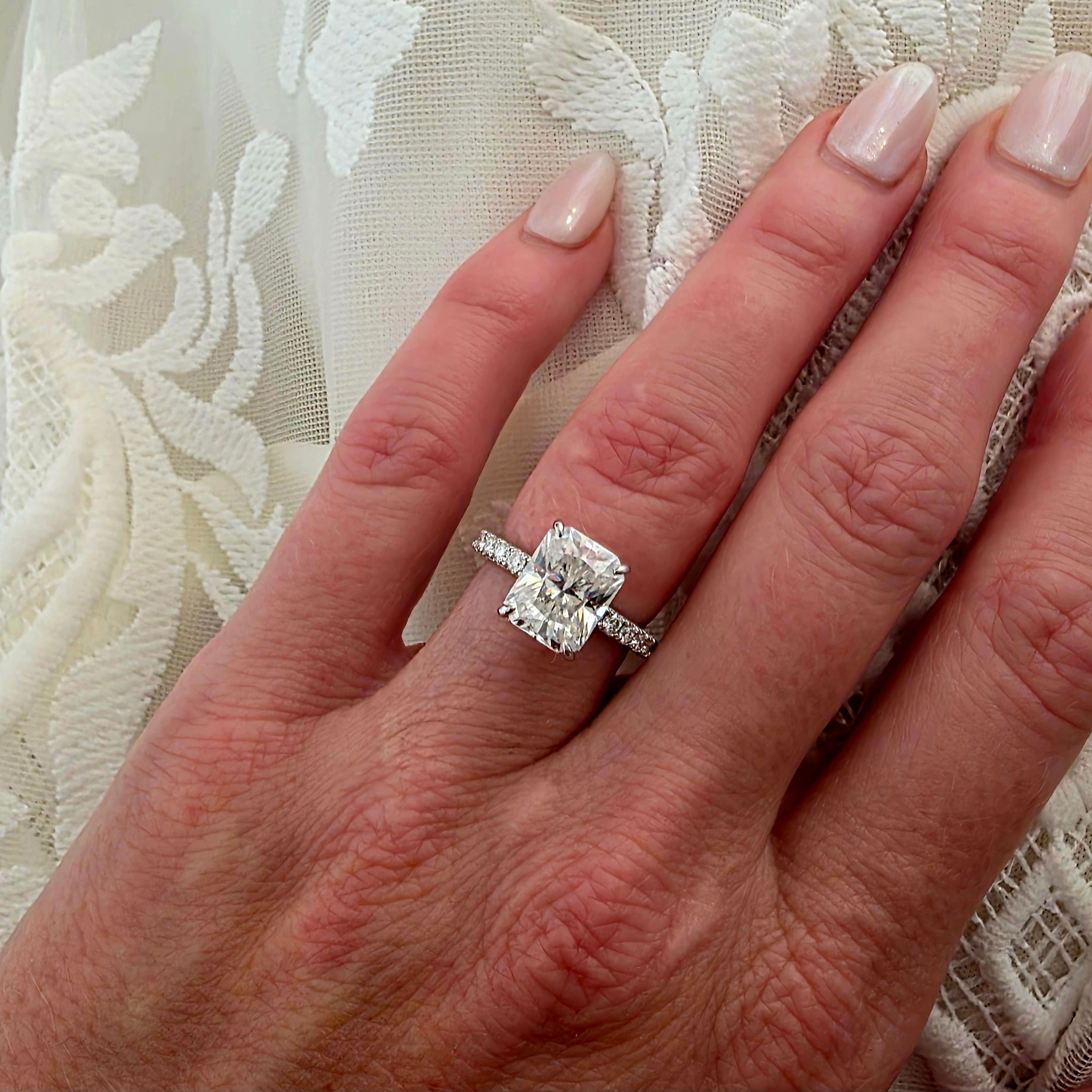 925-sterling-silver-4ct-radiant-cut-moissanite-halo-pave-ring-diva-modern-glamour-radiant-brilliance-eterling