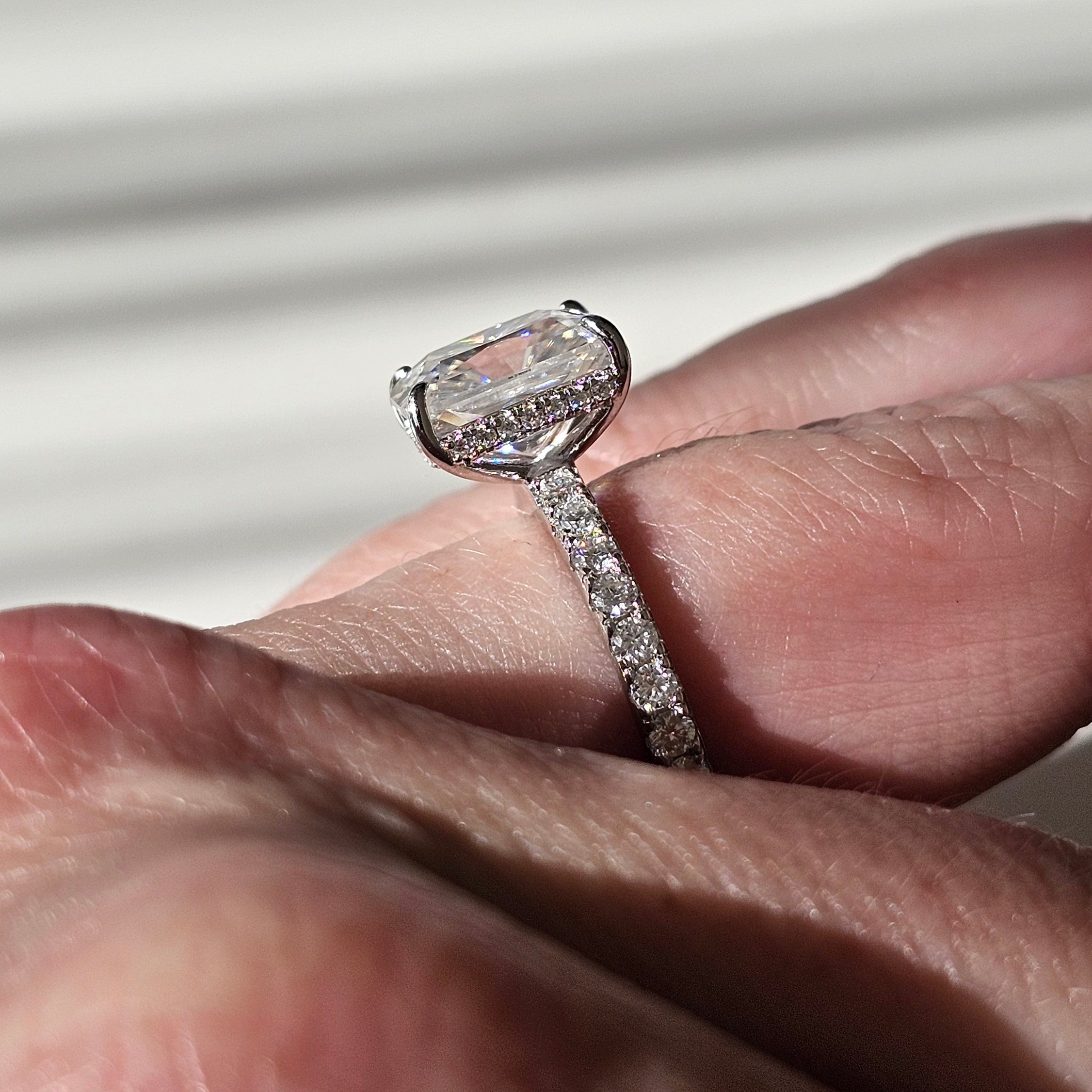 925-sterling-silver-4ct-radiant-cut-moissanite-halo-pave-ring-diva-modern-glamour-radiant-brilliance-eterling