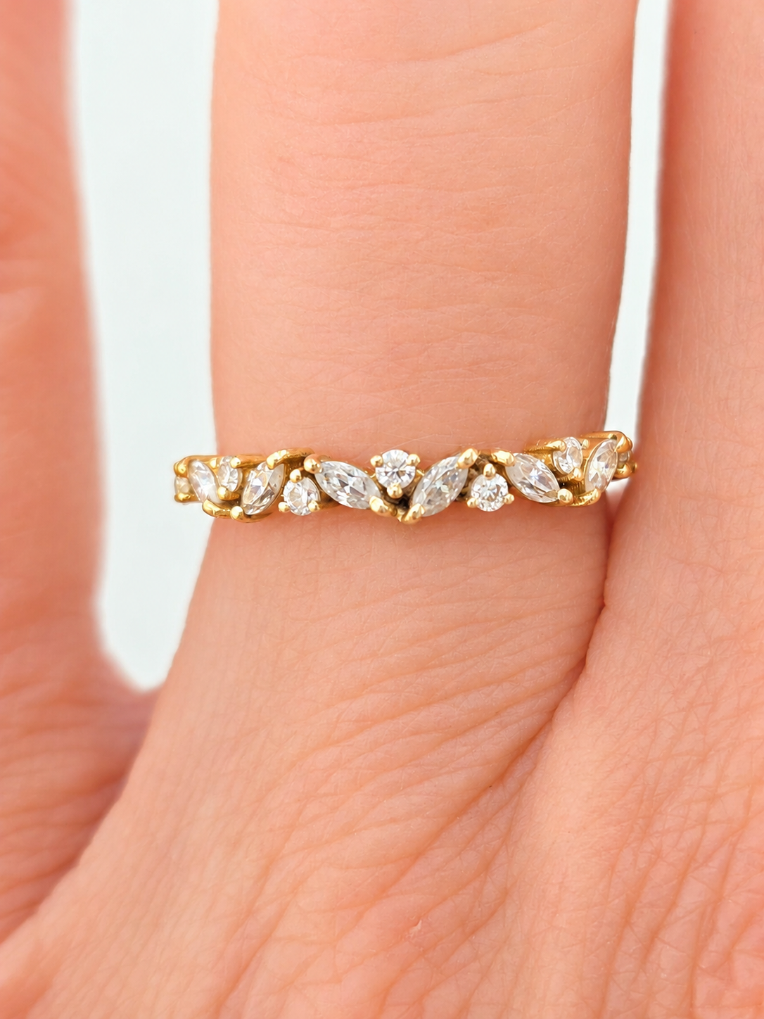 Lyria-marquise-curve-ring-10k-yellow-gold-round-marquise-moissanite-eterling (3)