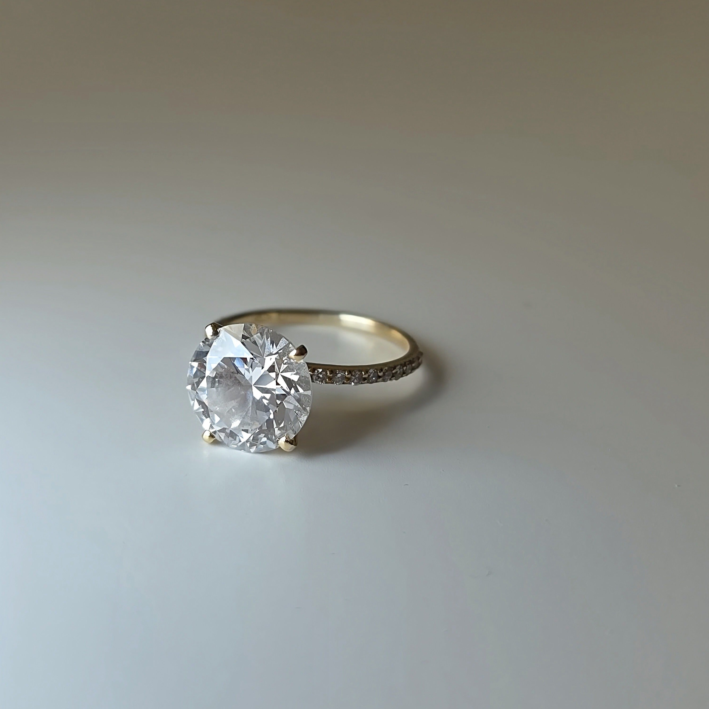 lab-grown-diamond-engagement-ring-4ct-round-yellow-gold-ethical-jewelry-handmade-IGI-certified-1 (1)