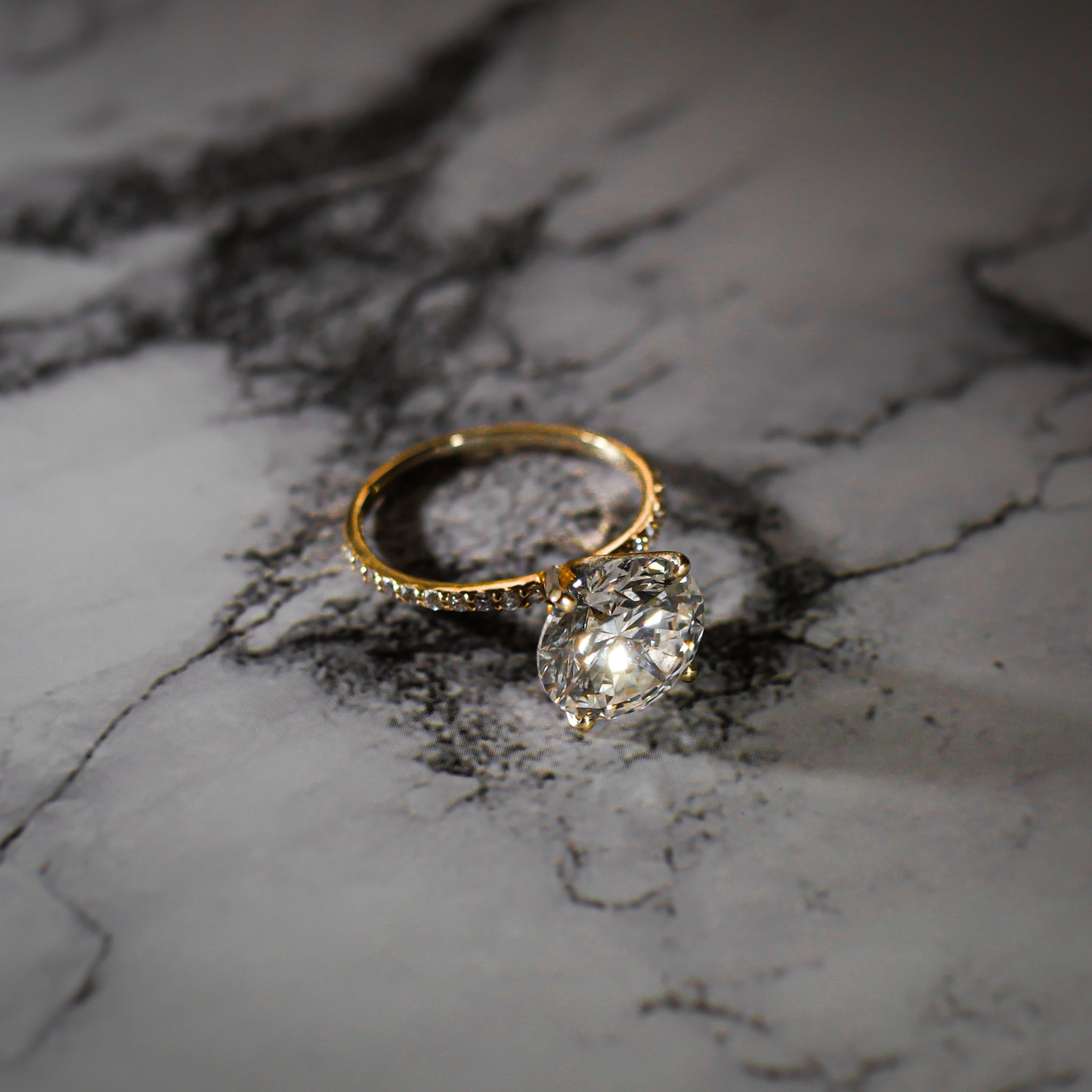 lab-grown-diamond-engagement-ring-4ct-round-yellow-gold-ethical-jewelry-handmade-IGI-certified