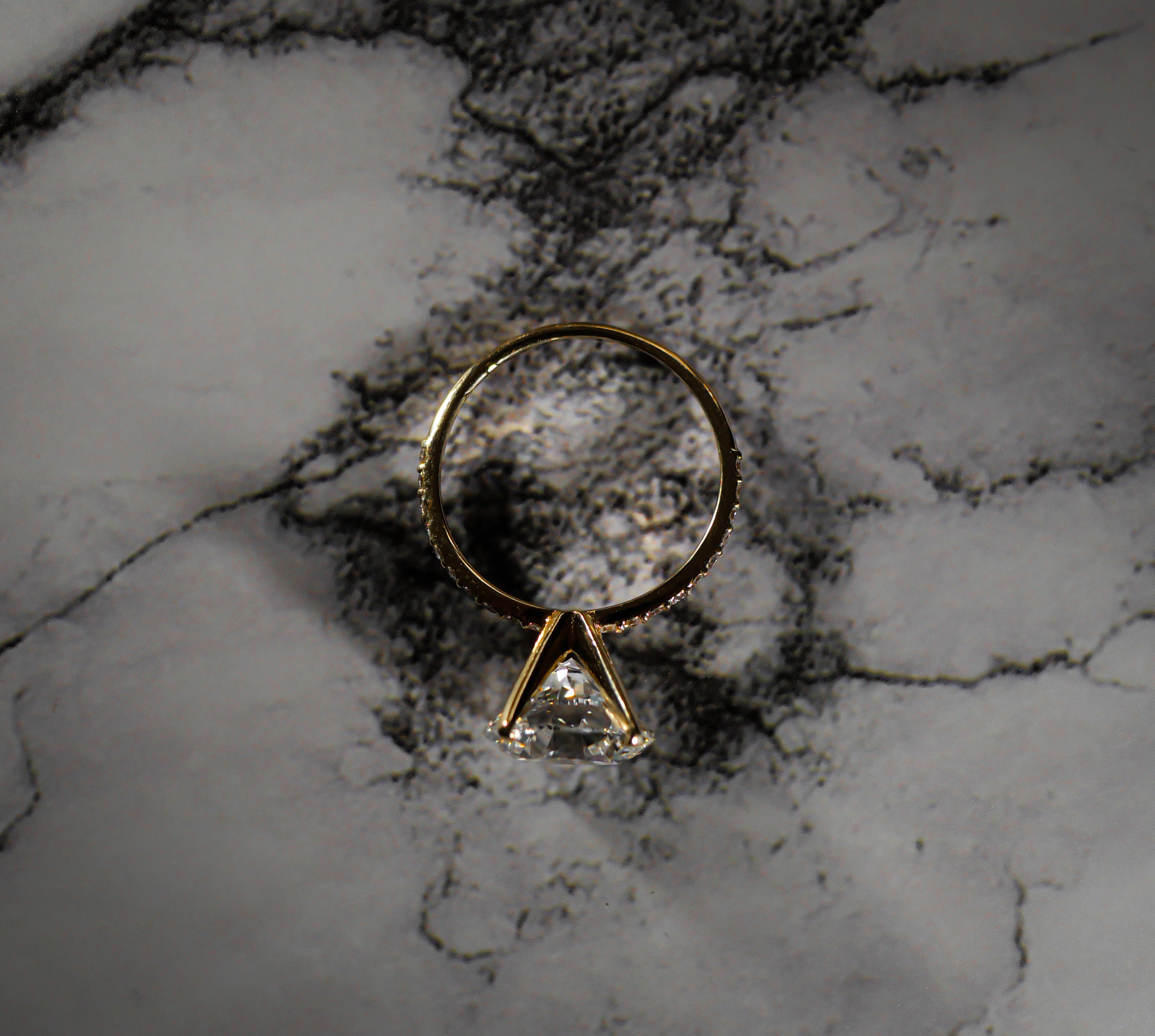 lab-grown-diamond-engagement-ring-4ct-round-yellow-gold-ethical-jewelry-handmade-IGI-certified-_2_ecf9151f-0153-4132-9dad-144b627a0e7e