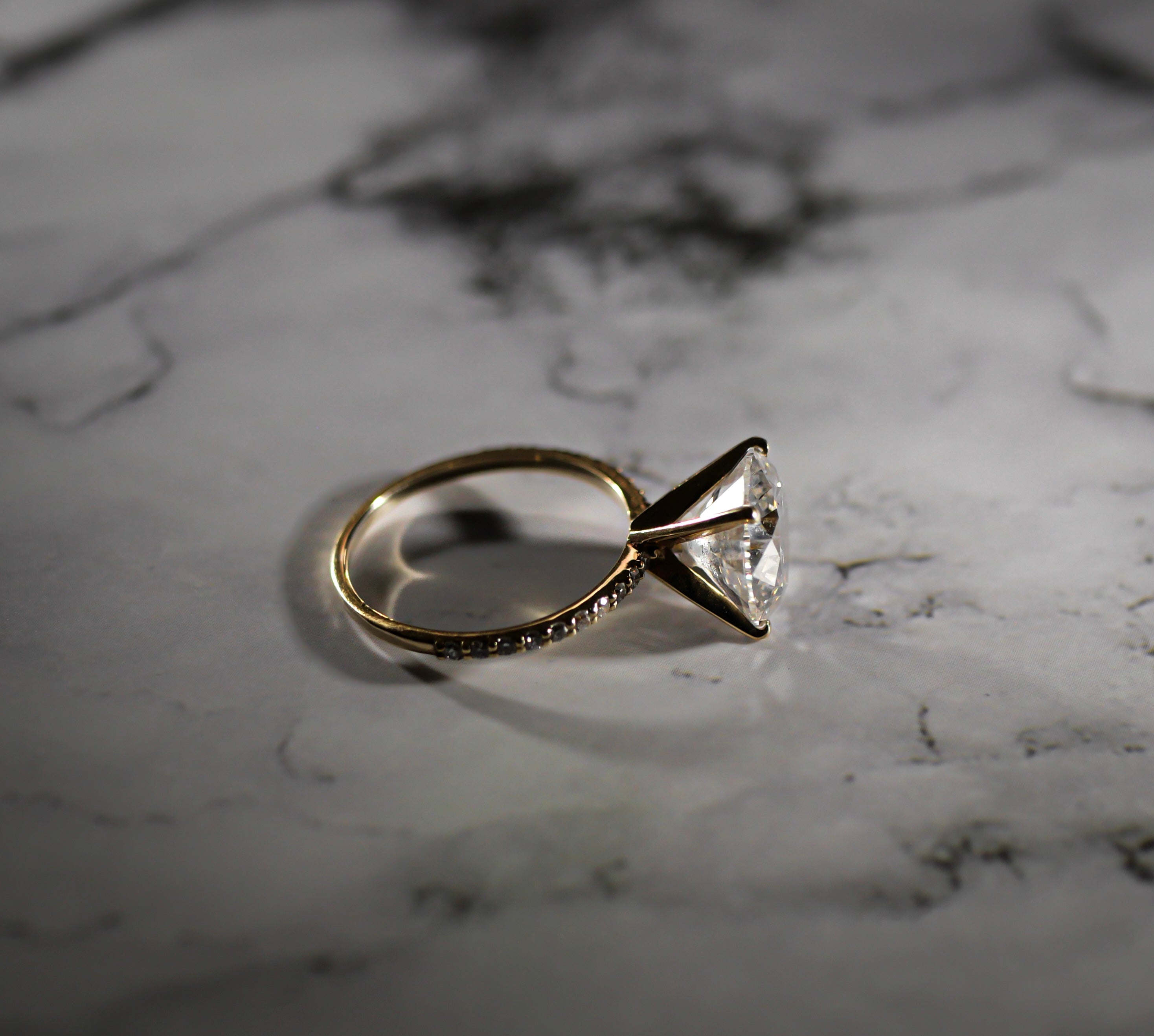 lab-grown-diamond-engagement-ring-4ct-round-yellow-gold-ethical-jewelry-handmade-IGI-certified-_2_ecf9151f-0153-4132-9dad-144b627a0e7e