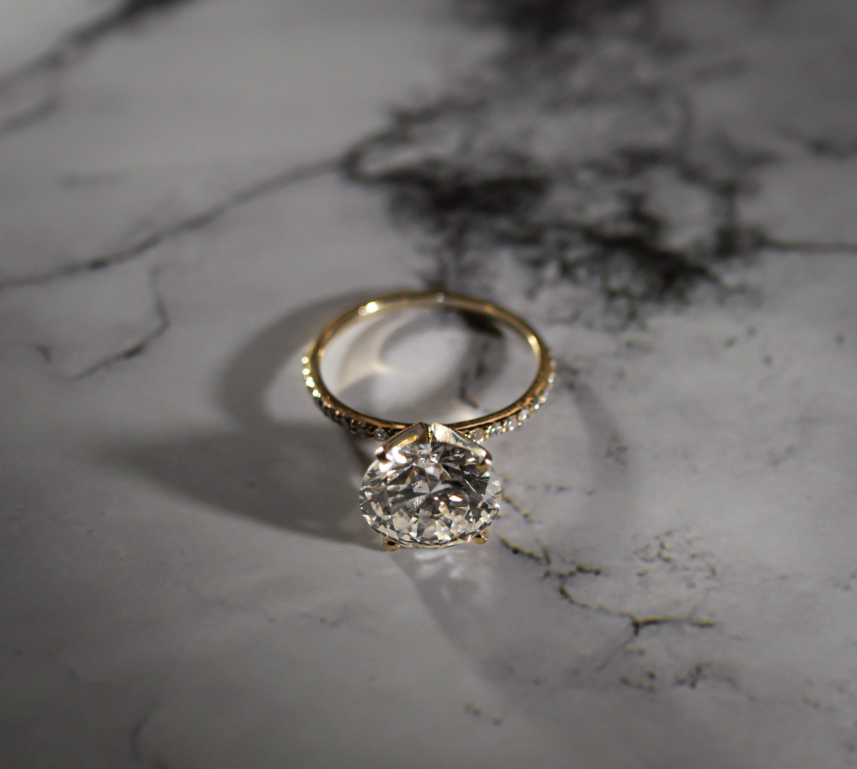 lab-grown-diamond-engagement-ring-4ct-round-yellow-gold-ethical-jewelry-handmade-IGI-certified-_2_ecf9151f-0153-4132-9dad-144b627a0e7e