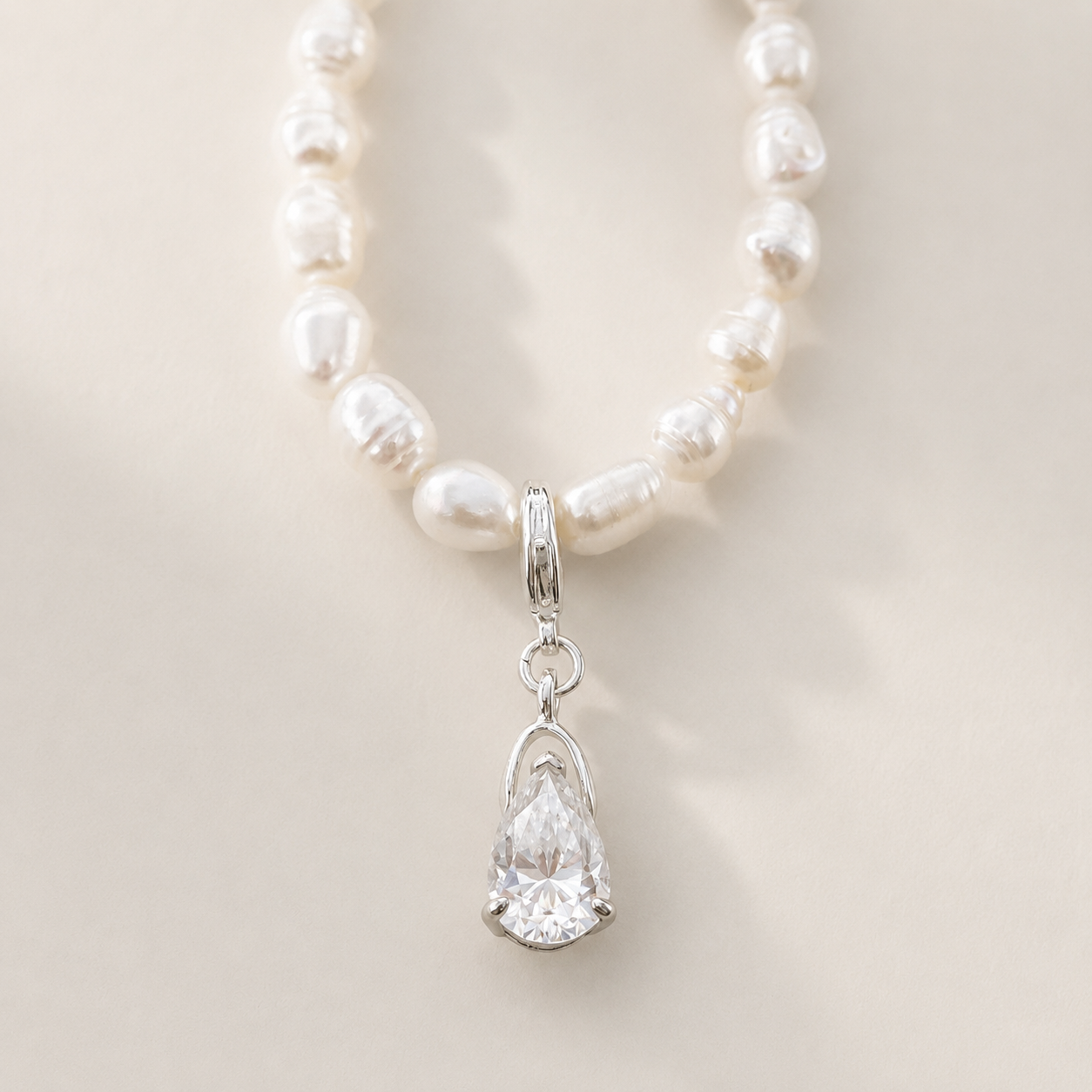 pear-cut-moissanite-necklace-silver-or-pearl-collier-moissanite-poire-argent-ou-perles (3)