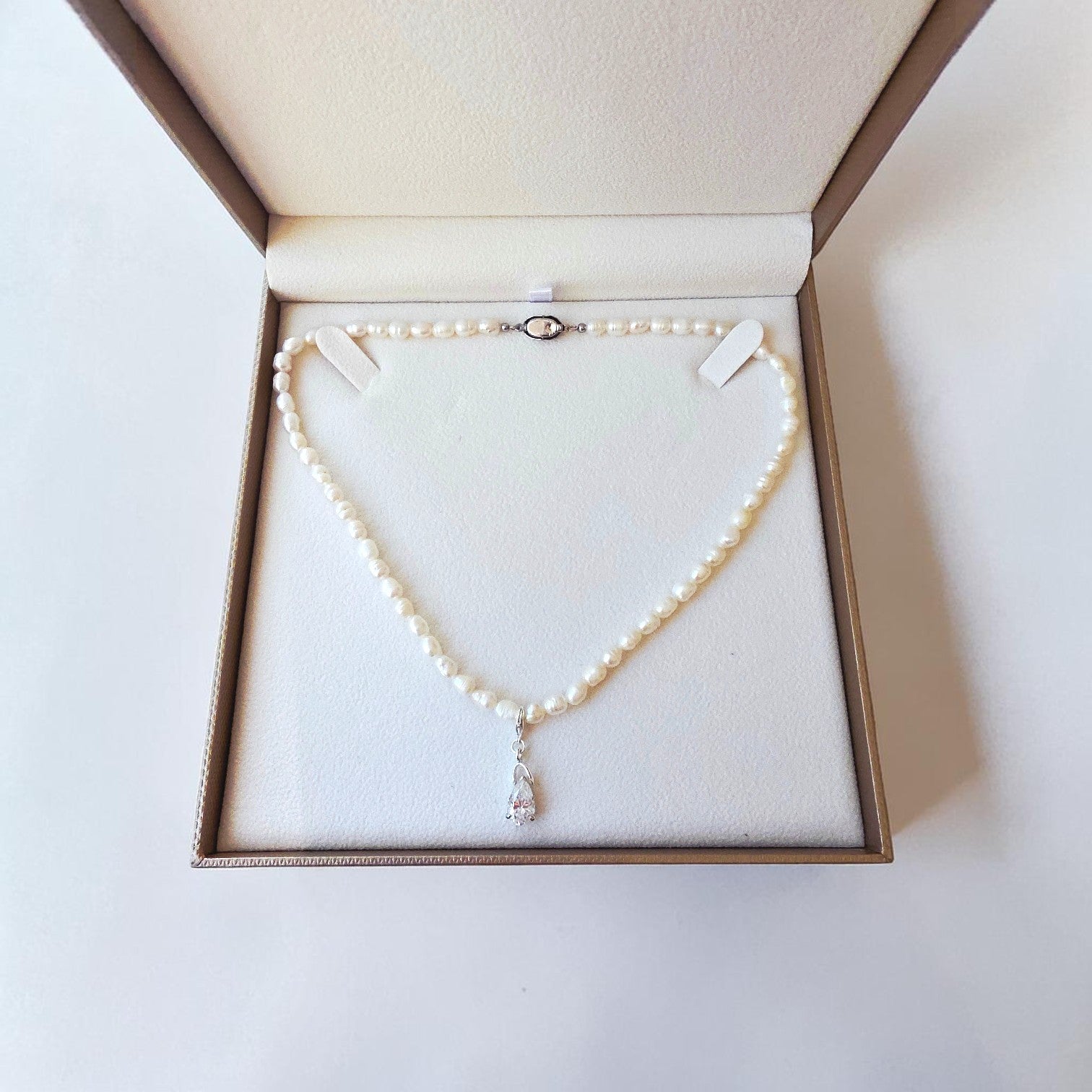 pear-cut-moissanite-necklace-silver-or-pearl-collier-moissanite-poire-argent-ou-perles (10)