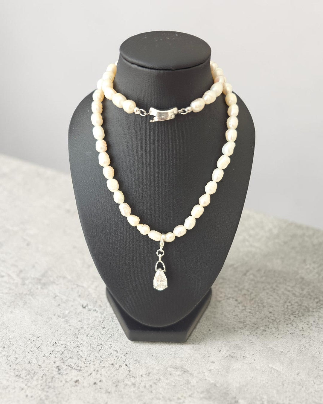 pear-cut-moissanite-necklace-silver-or-pearl-collier-moissanite-poire-argent-ou-perles