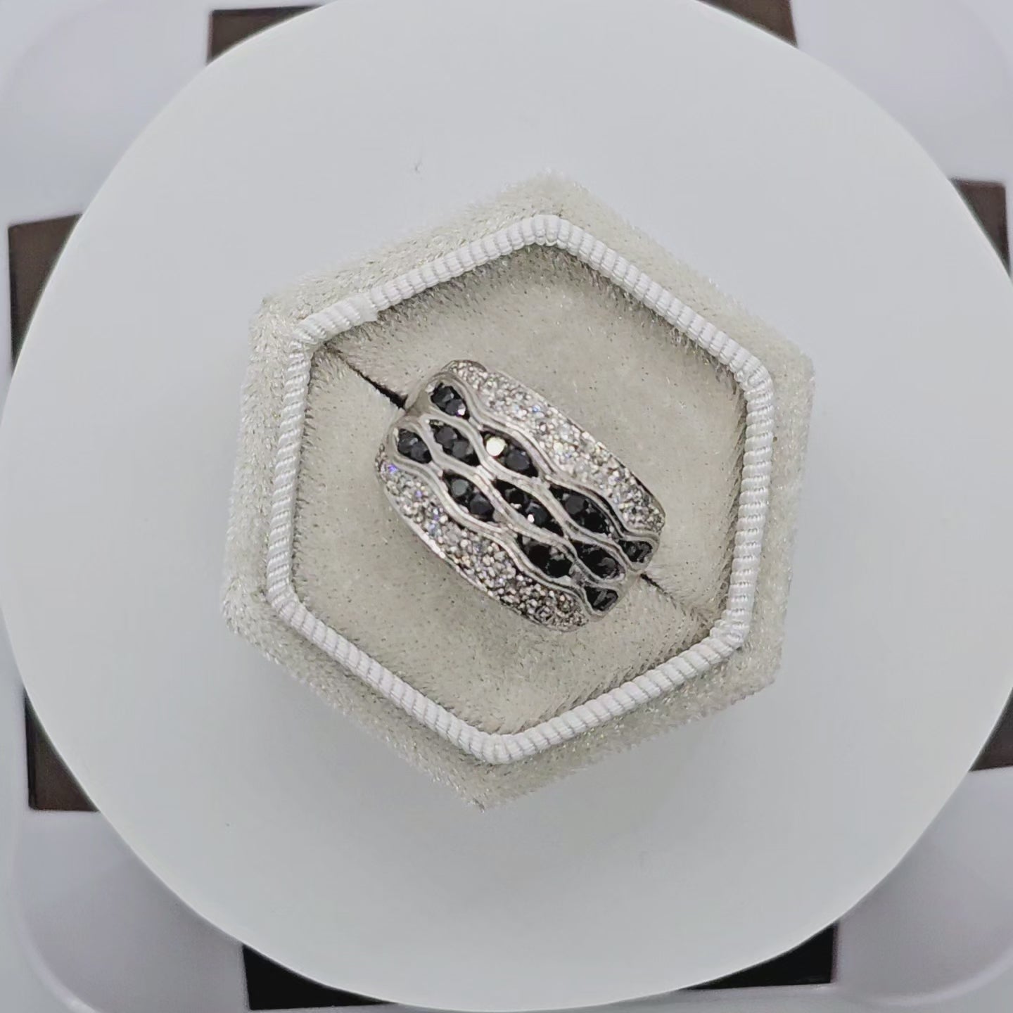 Carrie - Bague Pavée de Diamants Blancs et Noirs