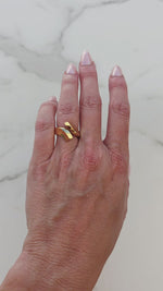 Charger et lire la vidéo dans la visionneuse de la Galerie, 14k-solid-yellow-Gold-toi-et-moi-open-shank-statement-coctail-ring-vid

