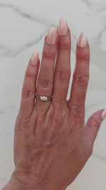 Charger et lire la vidéo dans la visionneuse de la Galerie, V-Tension-set-round-cut-diamond-ring-white-gold-engagement-ring-bague-de-fiancailles-solitaire-wedding-ring-sustainable-handmade-vid2

