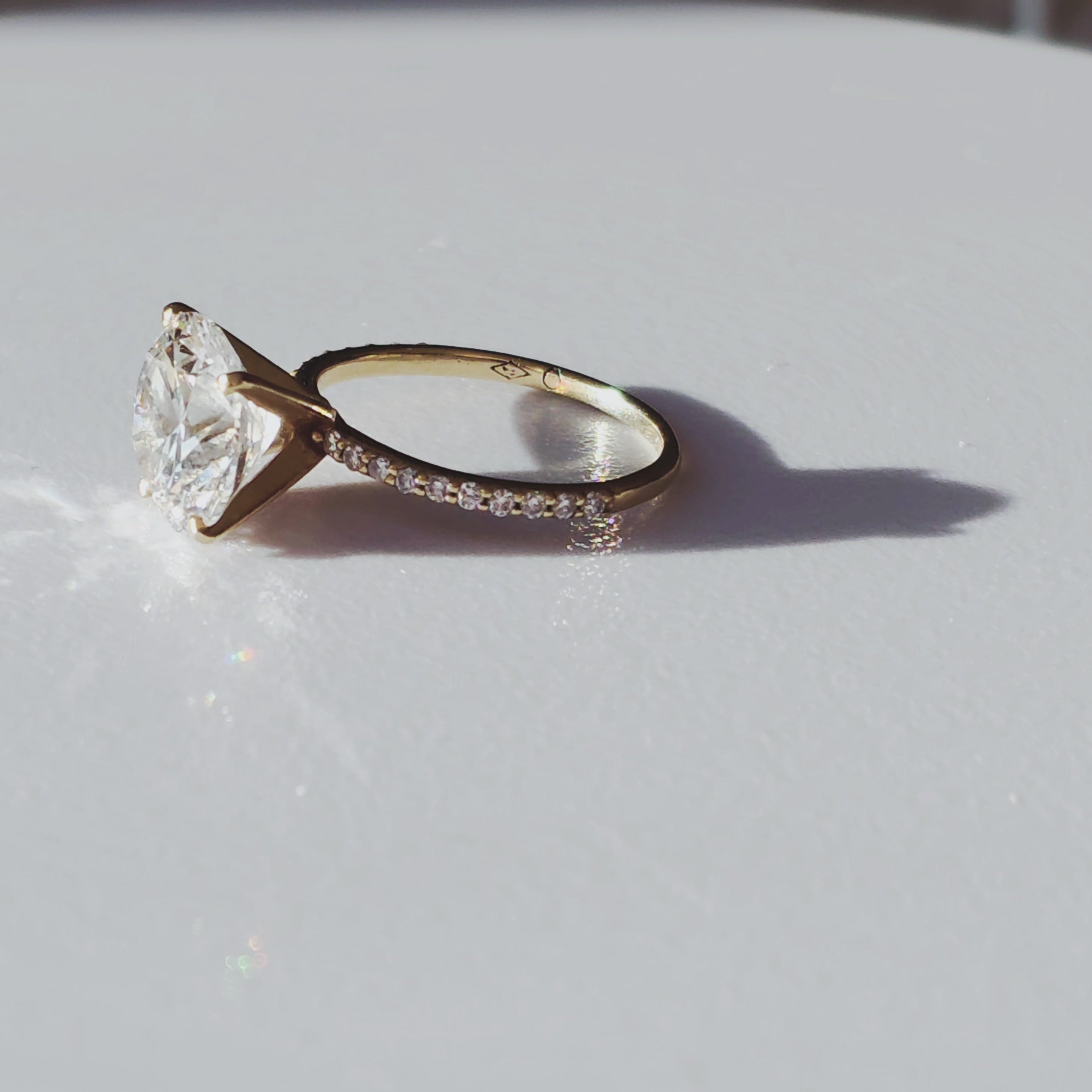 video-lab-grown-diamond-engagement-ring-4ct-round-yellow-gold-ethical-jewelry-handmade-IGI-certified