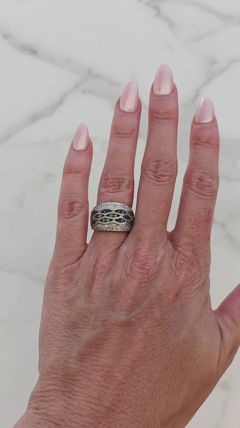 Pavé-White-and-Black-Diamond-Ring-vid