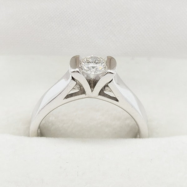 V-Tension-set-round-cut-diamond-ring-white-gold-engagement-ring-bague-de-fiancailles-solitaire-wedding-ring-sustainable-handmade (1)