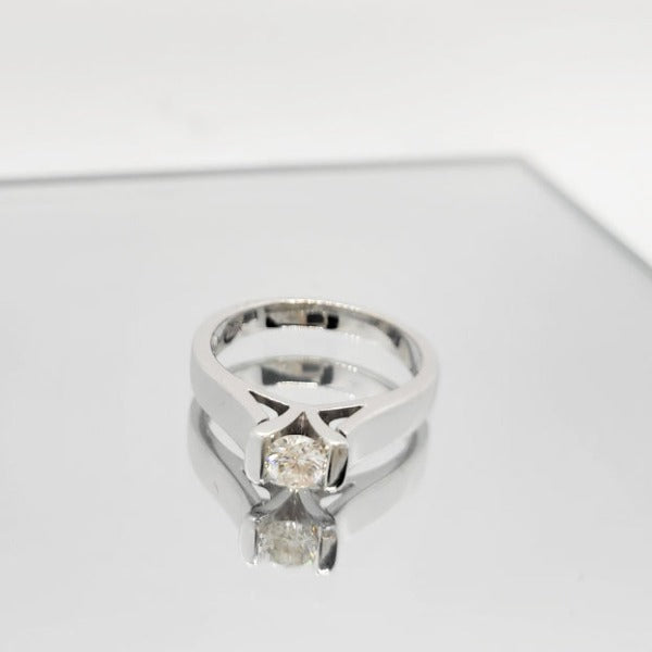 V-Tension-set-round-cut-diamond-ring-white-gold-engagement-ring-bague-de-fiancailles-solitaire-wedding-ring-sustainable-handmade (1)