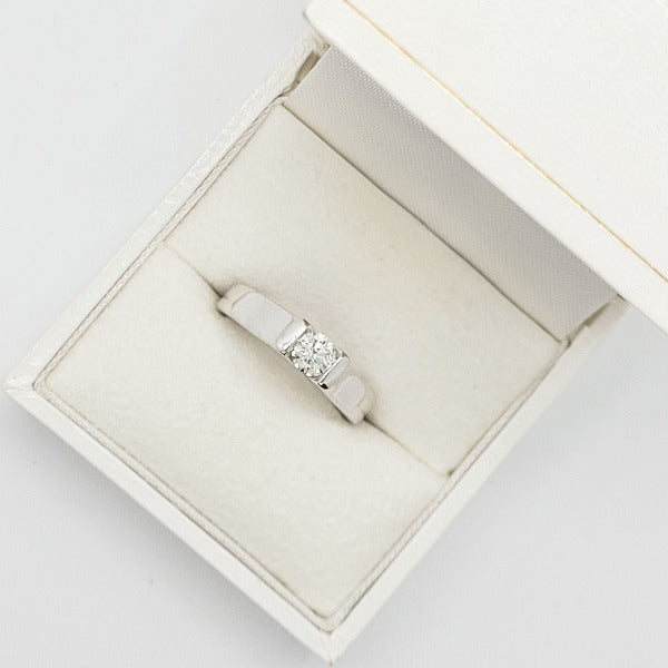 V-Tension-set-round-cut-diamond-ring-white-gold-engagement-ring-bague-de-fiancailles-solitaire-wedding-ring-sustainable-handmade (1)