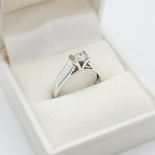 V-Tension-set-round-cut-diamond-ring-white-gold-engagement-ring-bague-de-fiancailles-solitaire-wedding-ring-sustainable-handmade (1)